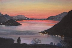CREPUSCOLO A MONTE ISOLA Olio su tela 50 x35 - Il sole che tramonta lascia spazio alla notte e porta con sé la speranza di un’alba migliore.